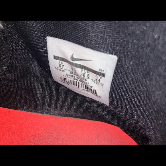 Kyrie 2 basketball shoes 6Y - Picture 2 of 2